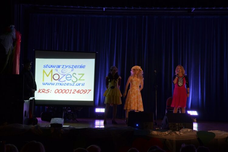Majka Jeżowska mówi, wyświetlone logo Możesz