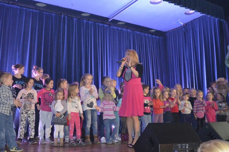 Majka Jeżowska i dzieci na scenie