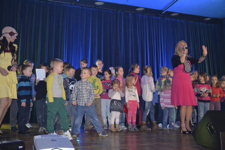Majka Jeżowska i dzieci na scenie