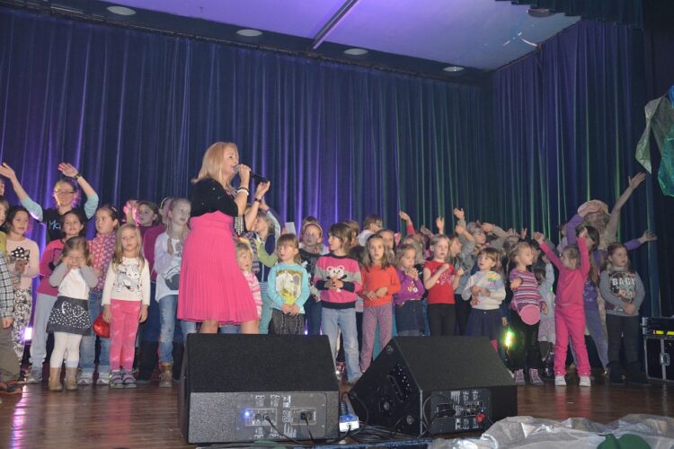 Majka Jeżowska i dzieci na scenie