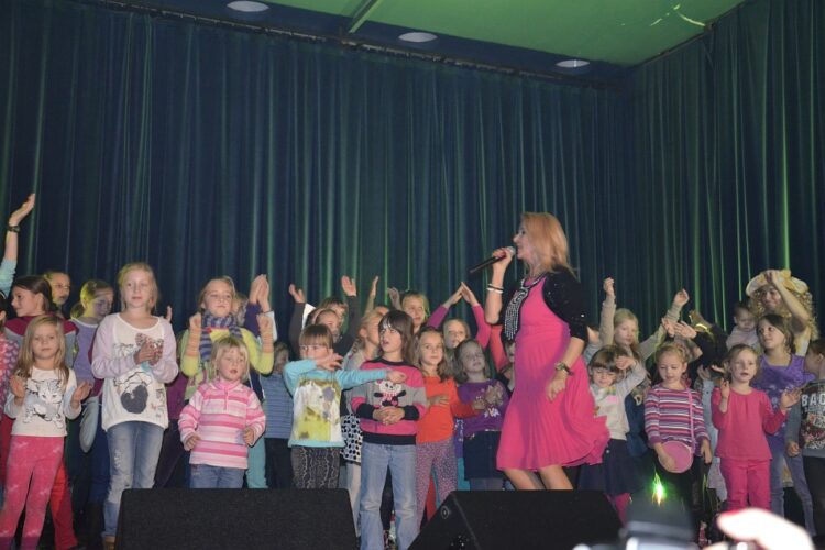 Majka Jeżowska i dzieci na scenie
