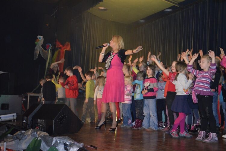 Majka Jeżowska i dzieci na scenie