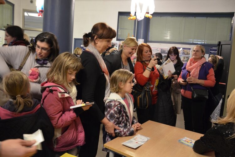Majka Jeżowska daje autografy