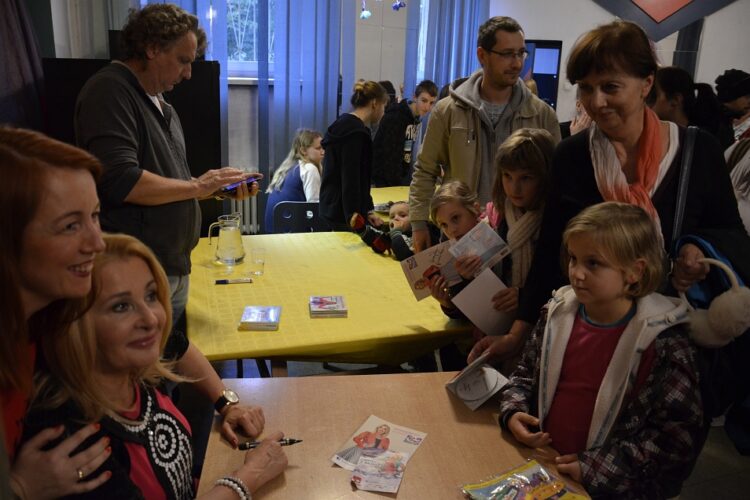 Majka Jeżowska daje autografy