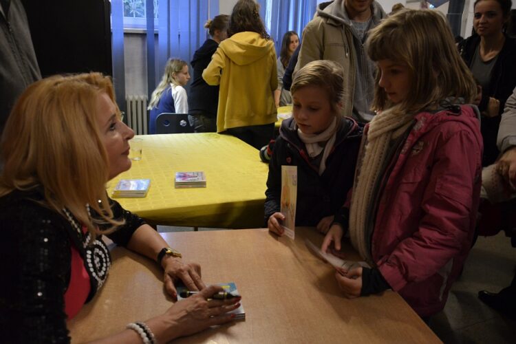 Majka Jeżowska daje autografy