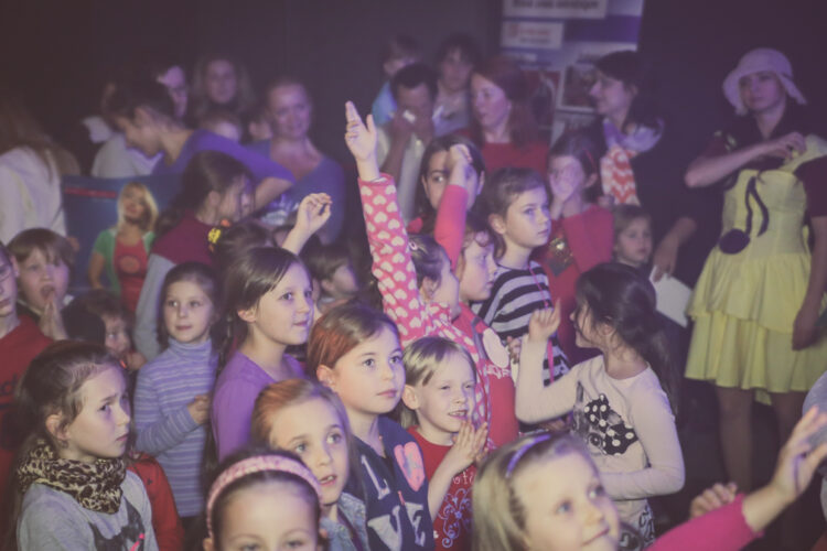 dzieci słuchają koncertu Majki Jeżowskiej