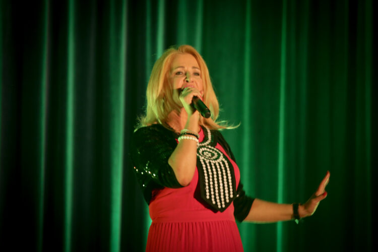 Majka Jeżowska śpiewa